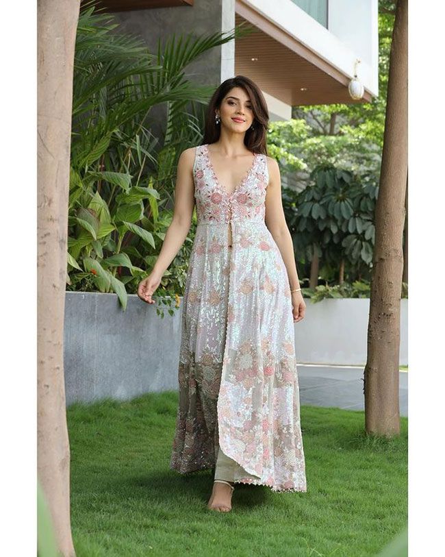 Staggering Poses Of Mehreen